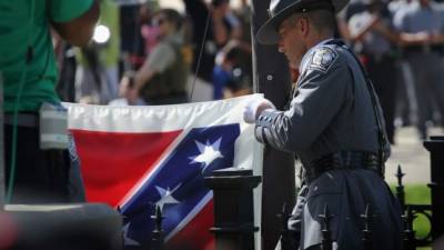 La guardia de honor de Carolina del Sur fue la encargada de retirar la bandera.