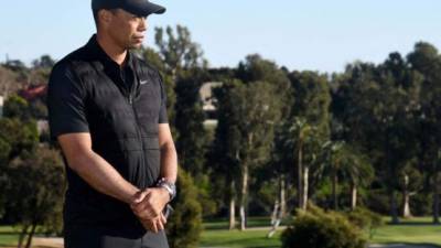 Tiger Woods fue operado por 'múltiples' lesiones en las piernas tras estrellarse solo con su auto en una carretera cercana a Los Ángeles (California).