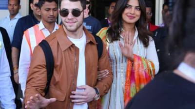 La actriz Priyanka Chopra (d) y el músico estadounidense Nick Jonas (centro i) llegan a Jodhpur en el estado de Rajasthan, en el oeste de India, el 29 de noviembre de 2018. Sunil VERMA / AFP.
