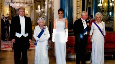 Britain's Queen Elizabeth II (2L), US President Donald Trump (L), US First Lady Melania Trump (C), Britain's Prince Charles, Prince of Wales (2R) and Britain's Camilla, Duchess of Cornwall pose for a photograph ahead of a State Banquet in the ballroom at Buckingham Palace in central London on June 3, 2019, on the first day of the US president and First Lady's three-day State Visit to the UK. - Britain rolled out the red carpet for US President Donald Trump on June 3 as he arrived in Britain for a state visit already overshadowed by his outspoken remarks on Brexit. (Photo by Doug Mills / POOL / AFP)