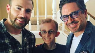 Iron Man y Capitán América junto a Ryan Wilcox de 18 años quien padece cáncer.