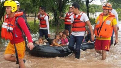 El personal de la Cruz Roja continúa realizando rescates de familias que habían quedado incomunicadas en Marcovia.