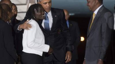 Obama fue recibido por su media hermana en el aeropuerto de Nairobi.