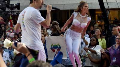 Jennifer López interpreta por primera vez en vivo su tema para las víctimas de Orlando.