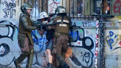 Protestas. Las violentas manifestaciones se extendieron el fin de semana en Santiago pese a acuerdo. AFP.