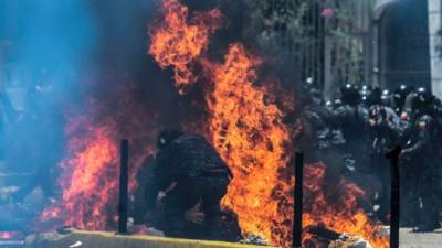 El asesinato de un candidatado y enfrentamientos de las fuerzas de seguridad con manifestantes empañaban este domingo en Venezuela la polémica elección de una Asamblea Constituyente, convocada por el presidente Nicolás Maduro y rechazada por la oposición y la comunidad internacional.