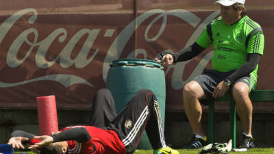 El técnico mexicano Miguel Herrera platica con el arquero Moisés Muñoz en elentrenamiento.