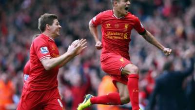 Phillipe Coutinho celebrando su gol para el triunfo del Liverpool. Lo sigue Gerrard.
