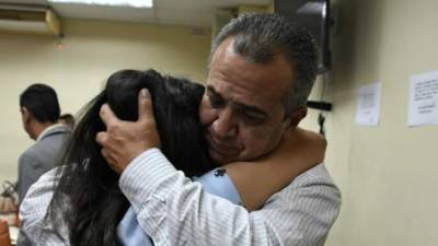 <b>Sergio Rodríguez Orellana abraza a una familiar en los juzgados.</b>