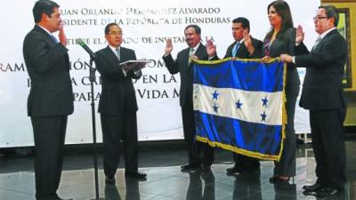 El presidente Juan Orlando Hernández juramentó ayer a la Comisión Presidencial para la Calidad de la Educación.