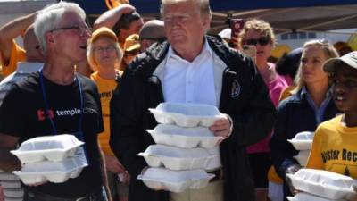 Trump repartió comidas a los equipos de rescate durante su recorrido por Carolina del Norte./AFP.