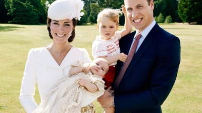 Los duques de Cambridge, Catalina y William junto a sus dos hijos, la princesa Charlotte Diana Elizabeth y el príncipe George.