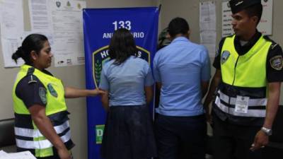 Agentes de la Policía Preventiva al momento de la detención de los cuatro estudiantes de secundaria en evidente estado de ebriedad.