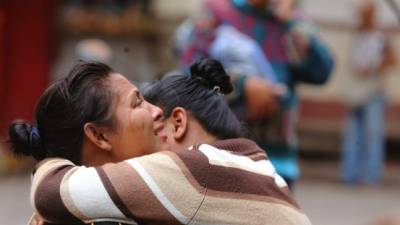 Hermanas de Erick Montoya lloraron incesantemente.