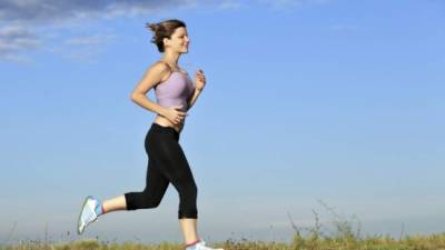 Cuidar la salud ósea en la juventud es clave para evitar la osteoporosis.