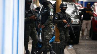 Agentes de la Atic y de la Policía Militar mientras resguardaban una de las sedes aseguradas.