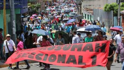 Centenares de maestros de varias ciudades del país salieron a las calles exigiendo la derogación de los acuerdos PCM.