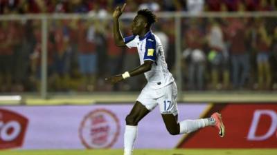 Honduras' forward Alberth Elis celebrates after scoring against Panama during a FIFA World Cup Russia 2018 Concacaf qualifier match in Panama City on June 13, 2017. / AFP PHOTO / RODRIGO ARANGUA