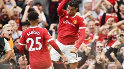 CR7 regresó con un doblete para 'tumbar' a las 'urracas' y colocar líder provisional al Manchester United. Foto AFP.