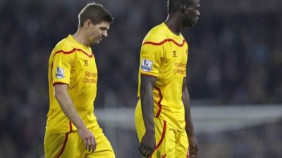 Steven Gerrard y Mario Balotelli, con la cara de la derrota.