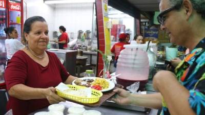 Doña Estelina comenzó vendiendo baleadas hace 32 años, pero con los años diversificó su menú. Hoy ofrece desde sopas, comida típica hasta platillos de temporada.