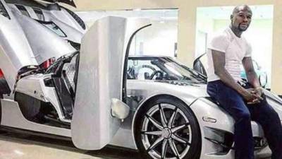 Floyd Mayweather posando encima del Koenigsegg CCXR Trevita, uno de los vehículos más exclusivos del planeta.