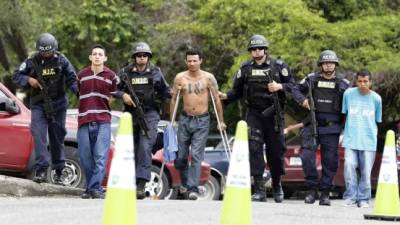 Tres integrantes de la pandilla 18 cayeron en un operativo en la colonia La Peña.