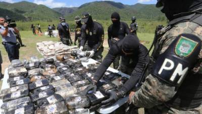 La Policía Militar en la destrucción de cocaína.