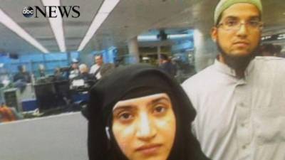 La pareja de atacantes de San Bernardino al arribar a Chicago. Foto: ABC News.