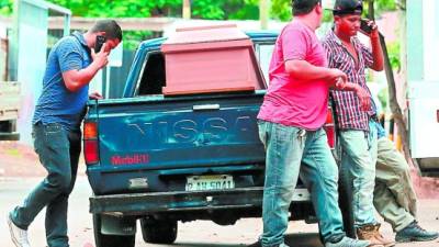 Parientes y amigos llegaron hasta Medicina Forense a reclamar los cuerpos.