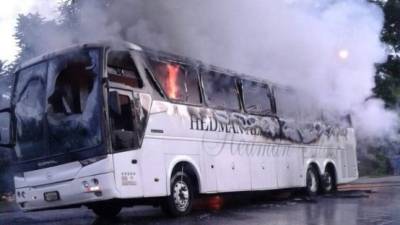 Un bus de la empresa Hedman Alas fue quemado en La Ceiba.