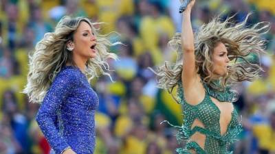 Jennifer López enfundada en un brillante body bordado de lentejuelas verdes y tacos altos sorprendió a los espectadores con un logrado paso de samba, la típica danza del país sudamericano. EFE