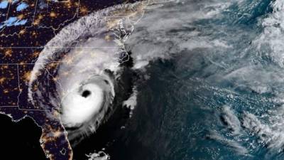 El devastador ciclón se fortaleció a categoría 3 al alcanzar las costas de las Carolinas./AFP.