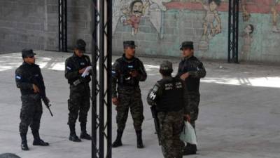 Miembros de la Policía Militar custodian un colegio en Tegucigalpa, marcado en los últimos días por la violencia.