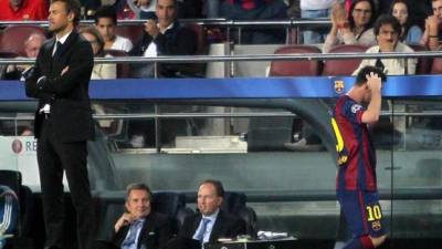 Messi, tras salir de cambio con Luis Enrique de fondo. Foto tomada de AS.