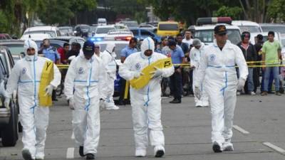 La Policía está tras la pista de la mujer que salió caminando después del tiroteo donde fallecieron tres personas en el barrio Los Andes de San Pedro Sula.