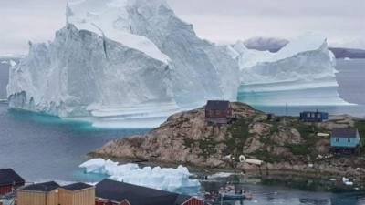 Hasta ahora, los científicos habían mostrado preocupación por la desaparición de hielo en el sureste y noreste de Groenlandia, donde se ubican grandes glaciales de los que se desprenden trozos de hielo del tamaño de un iceberg y, luego, se sumergen en el Océano Atlántico para derretirse. EFE/Archivo