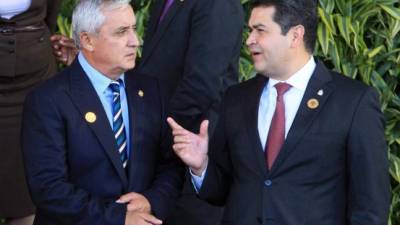 El presidente Juan Orlando Hernández llegó ayer a San José, Costa Rica, para participar en la cumbre de la Celac. Aquí dialoga con su homólogo de Guatemala, Otto Pérez Molina.