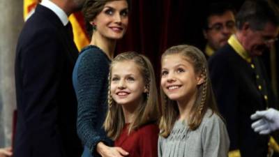 La princesa Leonor recibió hoy la más alta condecoración del reino a sus 12 años, como 'símbolo' de las exigencias que tiene por delante en el día del cumpleaños número 50 de su padre, el rey Felipe VI.