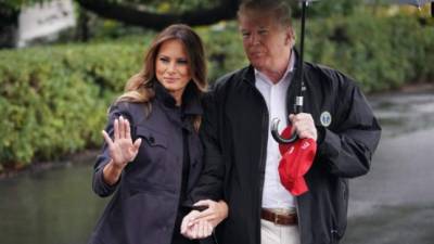 US President Donald Trump and First Lady Melania Trump make their way to board Marine One from the South Lawn of the White House in Washington, DC on October 15, 2018. - Trump is heading to Florida after Hurricane Michael devastated the state. (Photo by MANDEL NGAN / AFP)