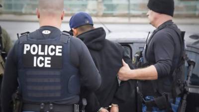 Entre los detenidos en la redada que el ICE ya da por concluida figuran 17 inmigrantes con condenas. Foto/Archivo