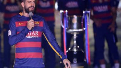 Piqué durante los festejos en el Camp Nou . Foto AFP / PAU BARRENA.