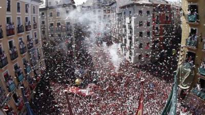 pie de foto Lanzamiento del tradicional chupinazo con el que han dado comienzo las fiestas de San Fermín 2019, este sábado en la Plaza del Ayuntamiento de Pamplona. EFE/Jesús Diges