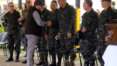 El pastor Alberto Solórzano saluda al jefe del Estado Mayor Conjunto de las Fuerzas Armadas, general Isaías Álvarez Urbina, en las honras de militar abatido.