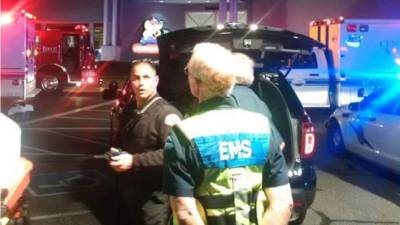 Fotografía facilitada ayer por la Comandancia de Policía Estatal de Washington de la escena de un tiroteo en el Cascade Mall de Burlington, Washington. EFE/Mark Francis/Washington State Patrol