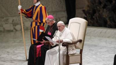 El papa Francisco (d) en su tradicional audiencia general de los miércoles en el Aula Pablo VI en el Vaticano. EFE