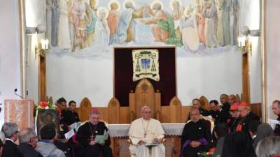 El papa Francisco durante su encuentro con católicos en Tiflis. EFE