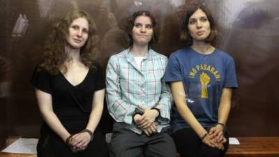 Miembros de la banda de punk Pussy Riot: Nadezhda Tolokonnikova (d), Maria Alyokhina (i) y Yekaterina Samutsevich tras ser condenadas a prisión por protestar en una iglesia de Rusia. Foto archivo AFP.