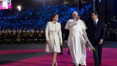 Angélica Rivera, primera dama de México, eligió un vestido de su diseñador de cabecera Benito Santos para recibir al Papa. El color del traje ha sido criticado en redes sociales.