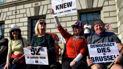 Manifestantes pro “brexit” participan en una protesta en el exterior del Parlamento en Londres. Foto: EFE